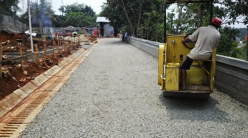 Proses pengerjaan lapis penetrasi(LAPEN) di Griya Perum Pasar Minggu