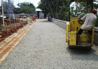 Proses pengerjaan lapis penetrasiLAPEN di Griya Perum Pasar Minggu